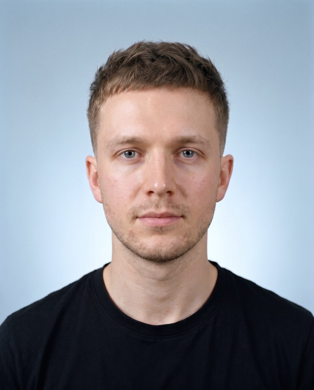 KI-Visualisierung, Projektion: derselbe Mann mit kurzem, texturiertem Haarschnitt, gepflegtem kurzem Bart und klarerem Hautbild